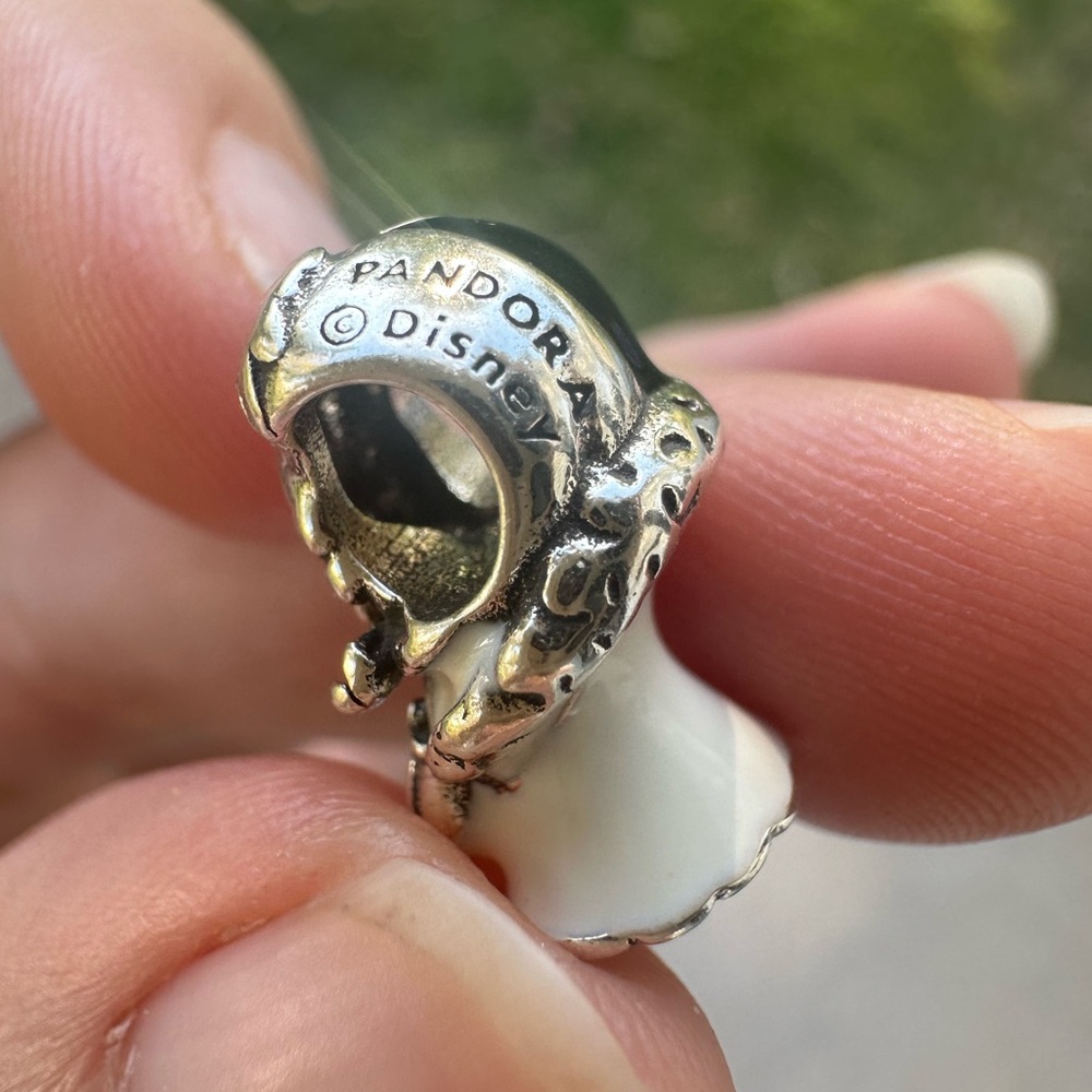 Pandora x Disney Cruella De Vil Charm – 101 Dalmatians - Picture 7 of 11